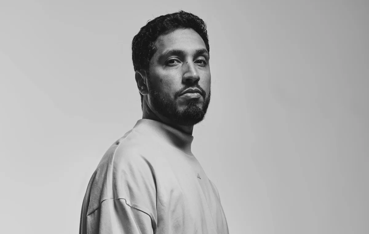 Rashid lança “Um Novo Tom” e amplia os sentidos de “Um Tom de Azul” com Ajuliacosta